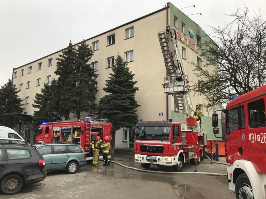 Pożar w jednym z pokoi Hotelu Łuczyński w Końskich. Była ewakuacja, jedna osoba poszkodowana