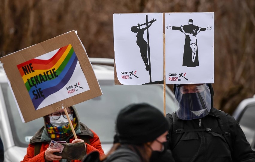 Protest przed Katedrą Oliwską, w której odbywał się ingres...