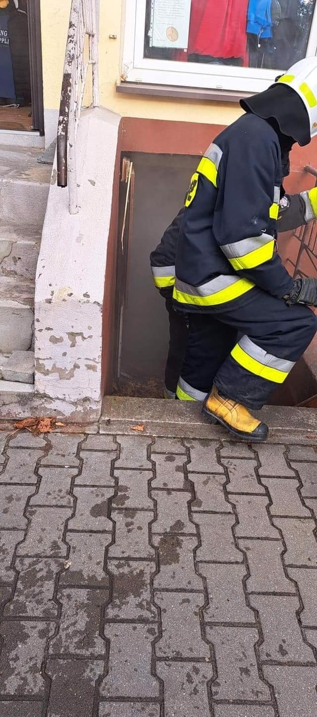 Pożar w piwnicy sklepu w Goworowie. W akcji trzy zastępy straży pożarnej. 16.10.2022. Zdjęcia