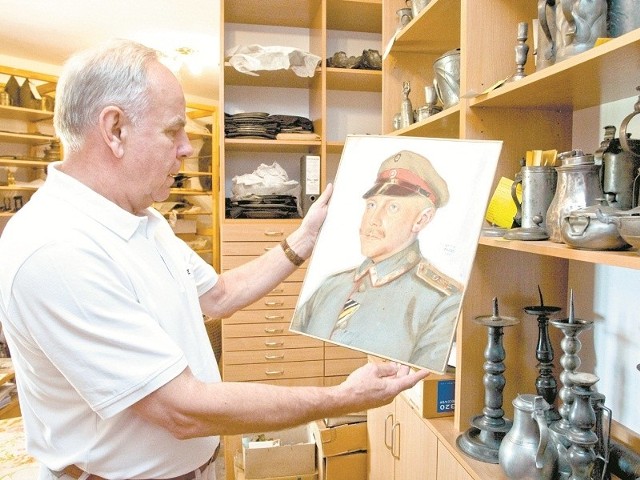 Mieczysław Jaroszewicz prezentuje jeden z wczesnych obrazów Otto Priebego &#8211; "Portret żołnierza&#8221;.