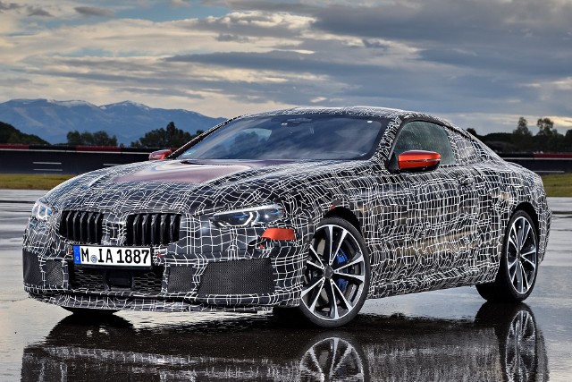 BMW serii 8Prezentując BMW Concept 8 Series, BMW przedstawiła bliską wersji seryjnej koncepcję nowego samochodu sportowego dla segmentu luksusowego. Prototyp zbliżony do modelu produkcyjnego jest obecnie testowany na torze doświadczalnym w Aprilii (Włochy). Testy mają na celu przede wszystkim optymalizację dynamiki jazdy na nawierzchniach o wysokim współczynniku tarcia.Fot. BMW