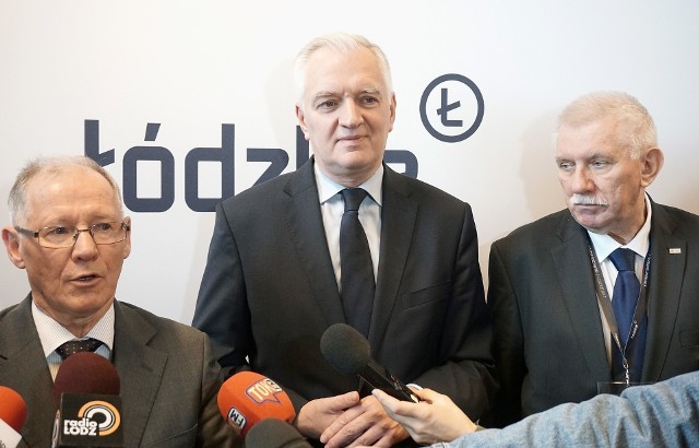 Rektorzy „za barierą wiekową”: prof. Sławomir Wiak z PŁ (z lewej) oraz prof. Antoni Różalski z UŁ (z prawej). W środku Jarosław Gowin, minister nauki.