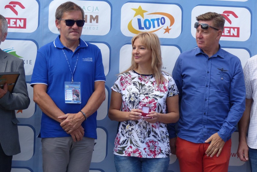 Burmistrz Stąporkowa Dorota Łukomska dostała odznaczenie. Wręczyli go wybitni kolarze