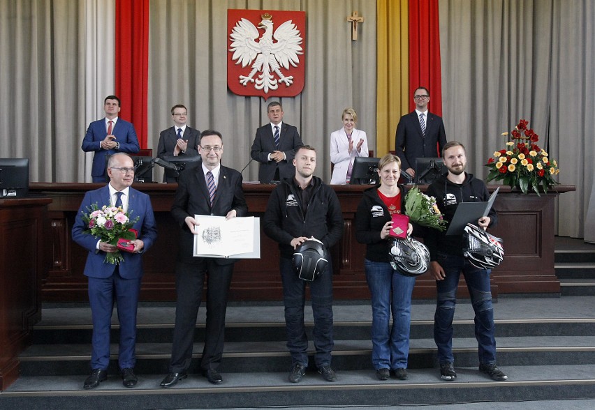 Odznaki za Zasługi dla Miasta Łodzi wręczone za działalność na rzecz miasta godną szczególnego uznania