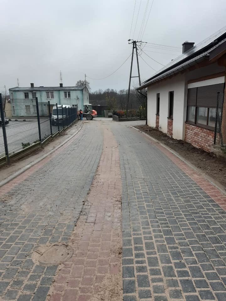 Budowa ulicy Polnej i prace przy sali wiejskiej w Borowym...