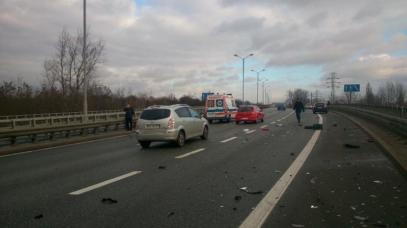 Wypadek w Katowicach na DTŚ. Kierowca opla w szpitalu [ZDJĘCIA]