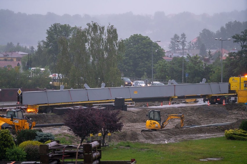 Nowy Sącz. Pierwsze elementy Mostu Heleńskiego już dotarły