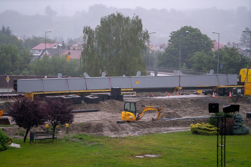 Nowy Sącz. Pierwsze elementy Mostu Heleńskiego już dotarły