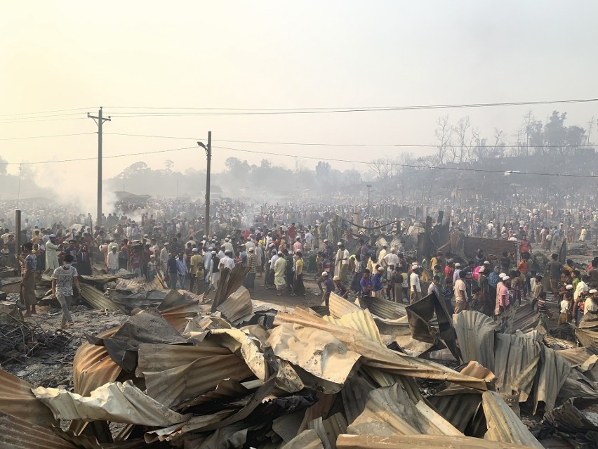Bangladesz: potężny pożar w obozowisku dla uchodźców. Siedem osób spłonęło żywcem, 50 tysięcy uciekło