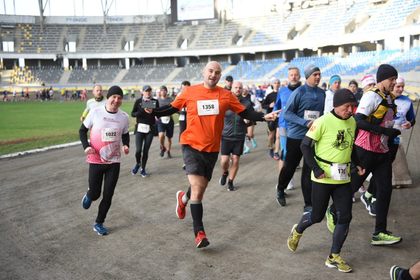 Toruń Maraton 2021 - niedziela w biegu. Zobaczcie naszą fotorelację z biegu! Start i finisz na Motoarenie! [24.10.21]