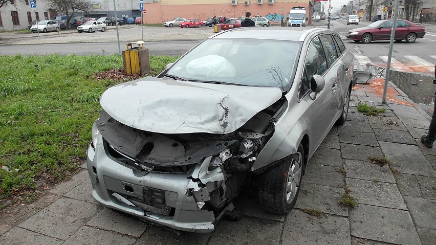 Wypadek na Żeromskiego. Toyota zderzyła się z renault. Jedna osoba w szpitalu [ZDJĘCIA+FILM]