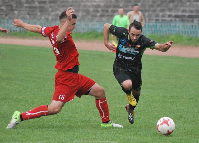 Marcin Chodniewicz i jego koledzy ze Staru Starachowice pewnie 4:0 pokonali Zenit Chmielnik.