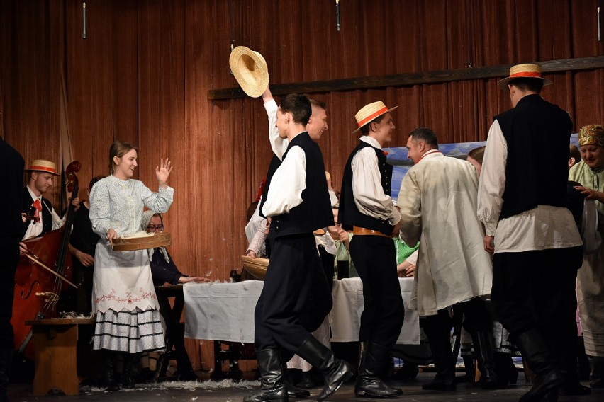 Gorlice. Na scenie Gminnego Ośrodka Kultury w Łużnej zaprezentowały się najlepsze zespoły folklorystyczne z Małopolski [ZDJĘCIA]