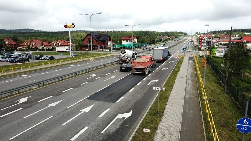 Droga numer 73, czyli ulica Ściegiennego w Kielcach do naprawy. Są koleiny i zapadliska. Wylano nowy asfalt, ścieżka w remoncie (WIDEO)
