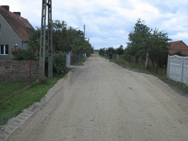 Po wielu miesiącach próśb, droga została wyrównana. Jednak mieszkańcy wsi, nie wierzą, że będzie się nią lepiej jeździło i chodziło.