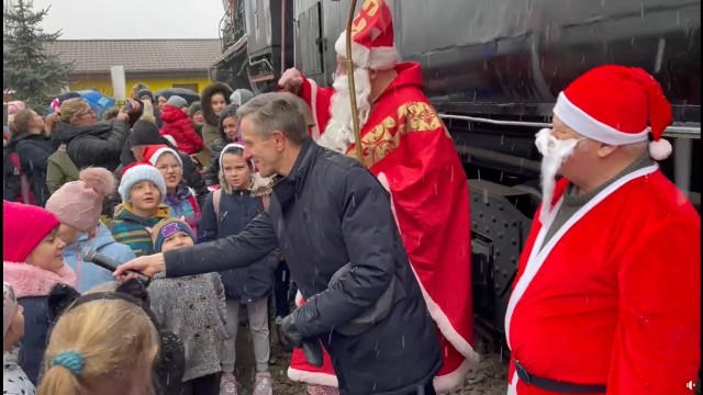 Tradycji stało się zadość. W Sędziszowie dzieci i burmistrz rozświetlili choinkę i parowóz. Był Mikołaj i mnóstwo prezentów.