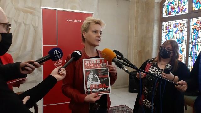 Do zapisów na kurs samoobrony dla kobiet zachęcała podczas konferencji prasowej w słupskim ratuszu Agnieszka Klimczak, dyrektorka SOSiR-u.
