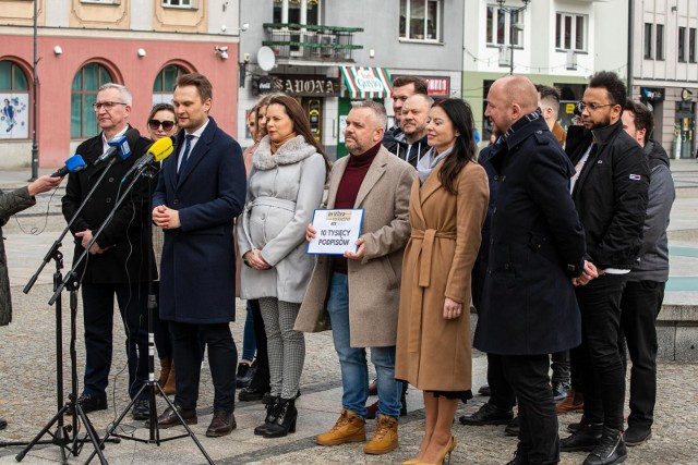 Działacze KO pod projektem ustawy o finansowaniu in vitro zebrali w Podlaskiem ponad 10 tys. podpisów. Jak powiedzieli na konferencji prasowej, 23 marca projekt złożą w Sejmie.