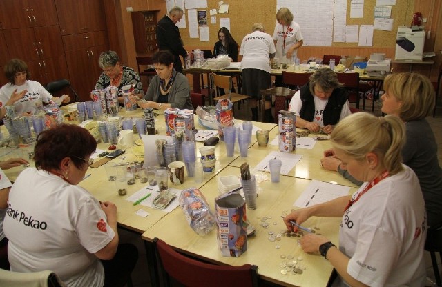 Pracownice banko PEKAO SA przeliczają skrupulatnie pieniądze z puszek.