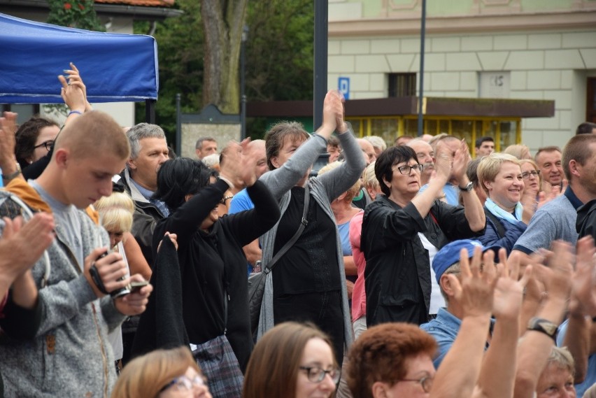 Seniorzy na koncercie Waweli. Krzeszowickie integracje z tańcami przed sceną [ZDJĘCIA]