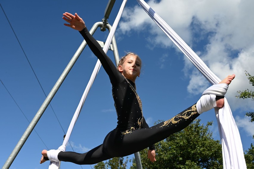 Wyjątkowa pasja 10-letniej mieszkanki Miedzianej Góry. Julia Gładysińska ćwiczy akrobatykę powietrzną i odnosi wielkie sukcesy. Zdjęcia