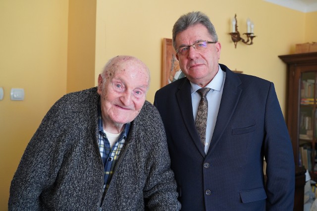 Wojewoda Józef Bryk z wizytą u powstańca warszawskiego Andrzeja Jachymczyka pseudonim "Azjata". Ma 95 lat i od 2010 roku mieszka w Kielcach.