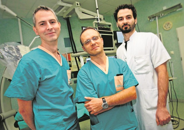 Od lewej: dr Maciej Kempa, dr Tomasz Królak  i dr Grzegorz Łaskawski  z Kliniki Kardiologii  w gdańskim Uniwersyteckim Centrum Klinicznym