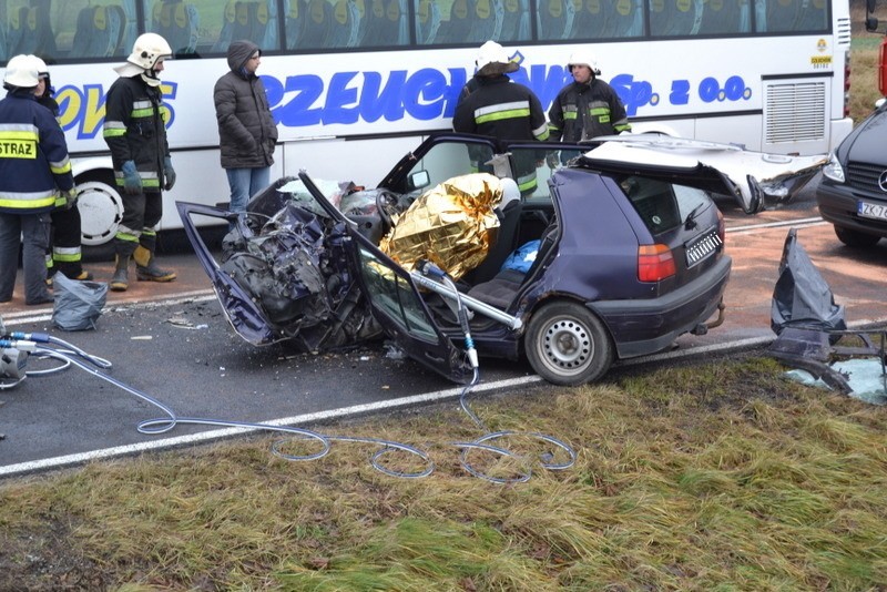 Wypadek w Borkowicach. 26-letni kierowca golfa zginął w czołowym zderzeniu z autobusem