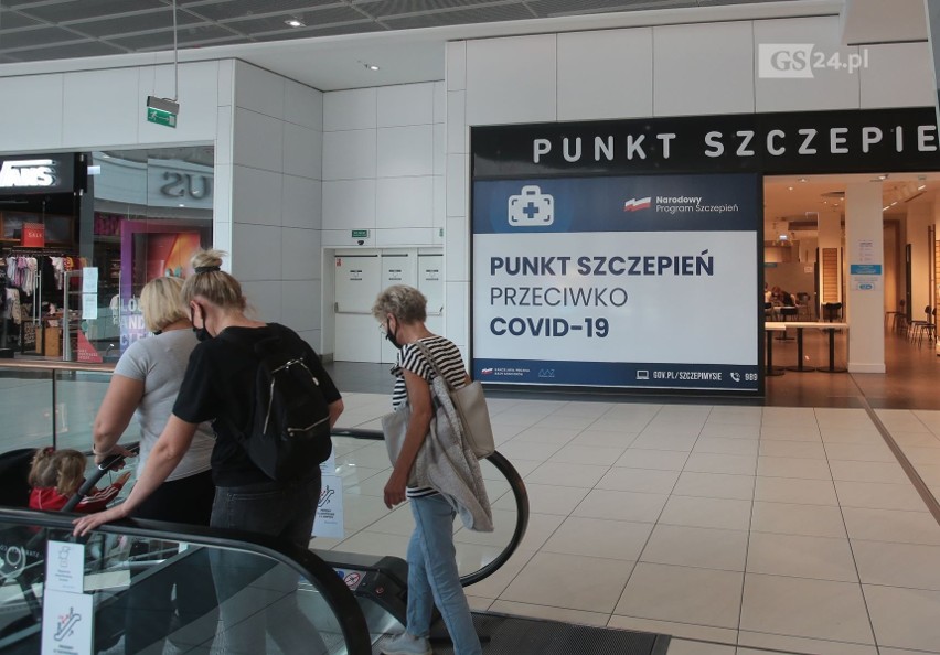 W Szczecinie można się szczepić w centrum handlowym i aptekach. Ilu zaszczepionych w regionie?