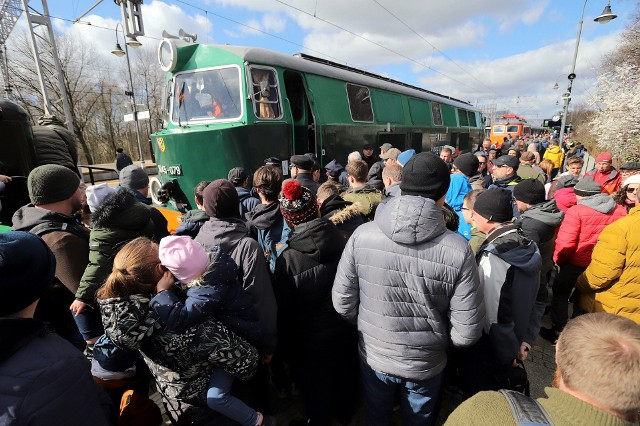 (17.03.2024) Na stację kolejową w Leśnicy przyjechały stare pociągi. Wystawa cieszy się ogromnym zainteresowaniem. Na peronach panuje tłok.