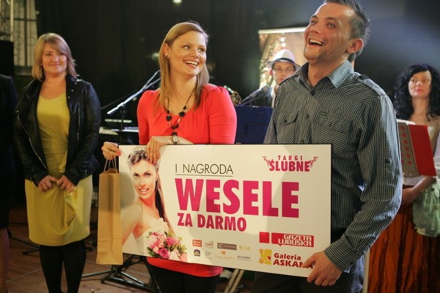 Agata Dubaniewicz i Paweł Jastrzębski w niedzielę wieczorem odebrali swoją nagrodę, czyli talon na wesele