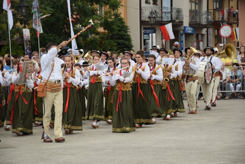 Parada i tańce instrumentalistów w Skale. Festiwal Orkiestr Wojskowych i Dętych