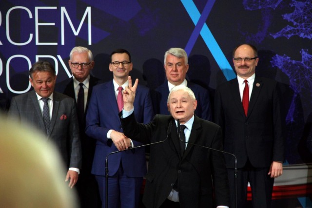 PiS wprowadza nowy podatek, by sfinansować obietnice z "piątki Kaczyńskiego".