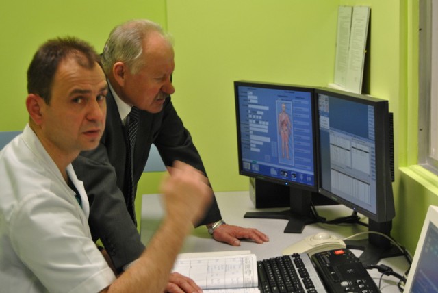 Jarosław Kruczek, kierownik Zakładu Diagnostyki Obrazowej prezentuje nowy nabytek - tomograf firmy General Electric