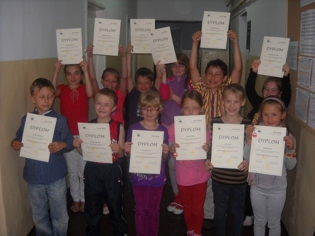 Dzieci otrzymały dyplomy ukończenia kursu językowego