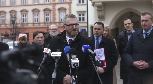 Grzegorz Braun konferencja prasowa na rynku w Rzeszowie.