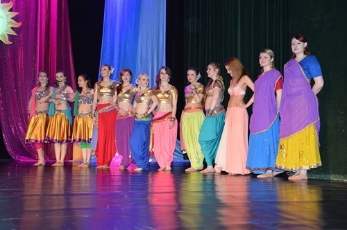 Tęczowe barwy orientalnego tańca w Stalowej Woli