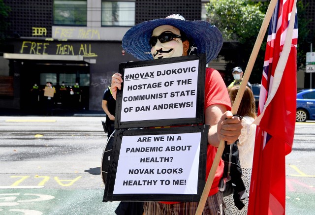 Kibice urządzili protest po ośrodkiem, w którym przetrzymywany jest Djoković