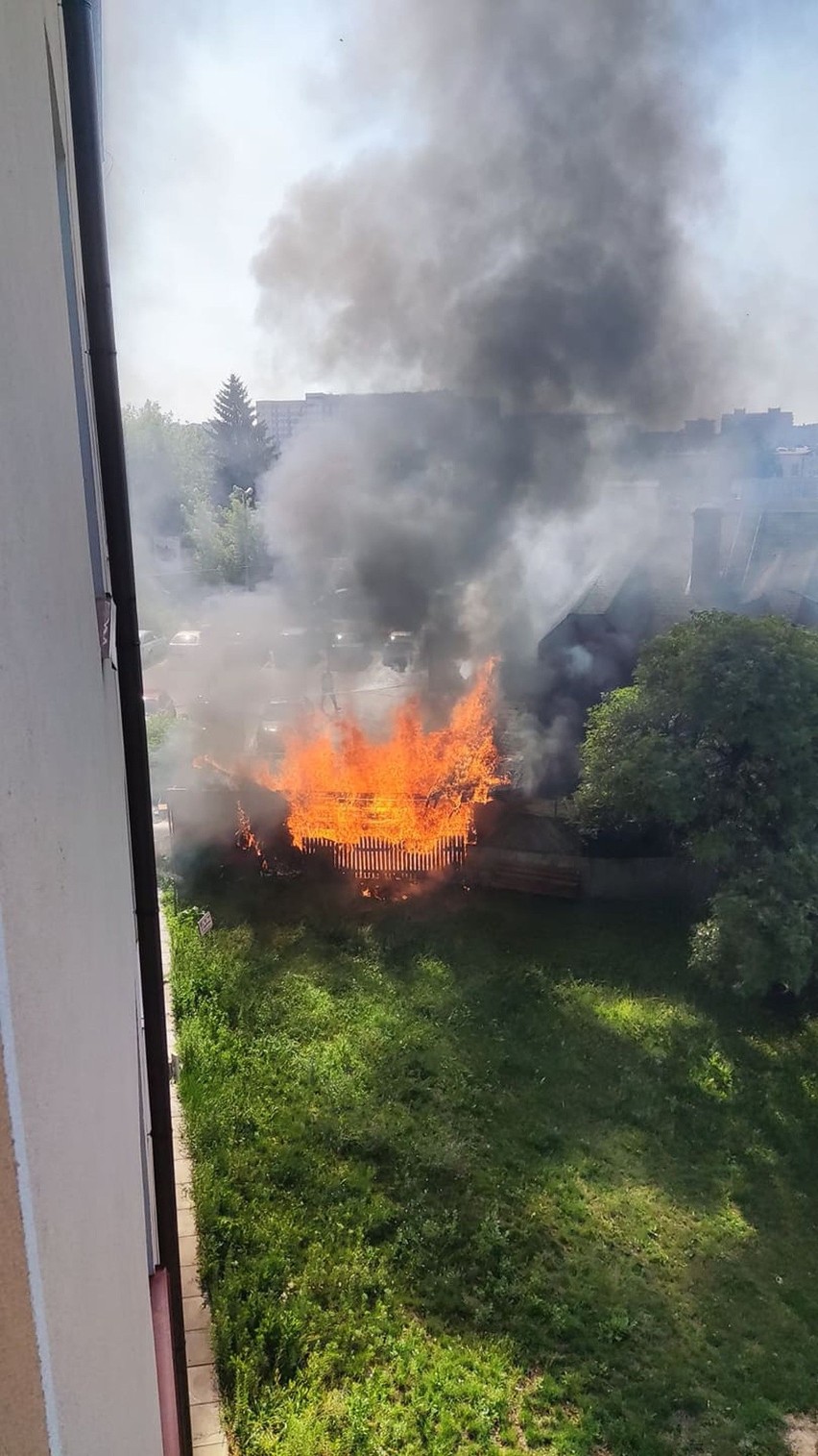 Białystok. Pożar domu przy Zwycięstwa. Czytelnik podejrzewa...