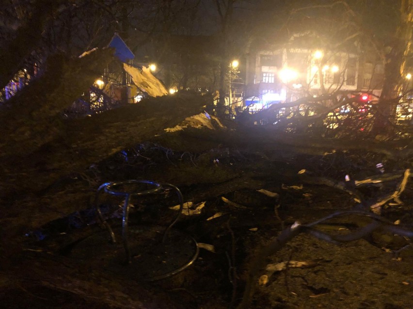 Nocna wichura uderzyła w plac Wolności w Katowicach....