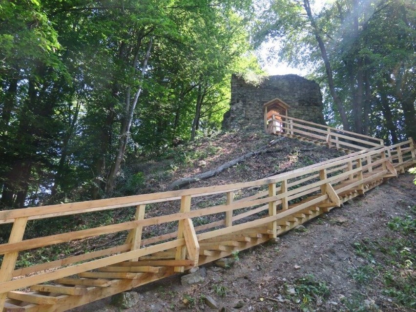 Zobacz pejzaż Bieszczadów z góry Sobień. Leśnicy odnowili platformę widokową przy ruinach zamku Kmitów [ZDJĘCIA]