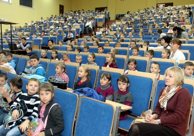 Ponad 400 dzieci z Radomia i okolic spotkało się w auli Wyższej Szkoły Biznesu w Radomiu imienia księdza biskupa Jana Chrapka, by wziąć udział w imprezie o bezpieczeństwie.