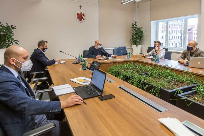 Marszałek województwa po rozmowie z liderami protestu branży...