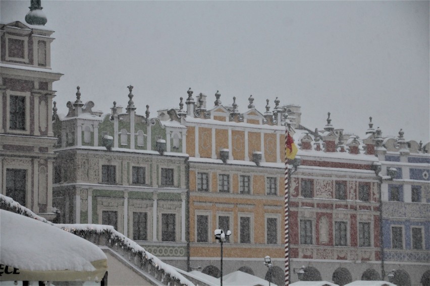 Zamojskie Stare Miasto tonie w śnieżnym puchu. I nadal sypie! Zobacz zdjęcia