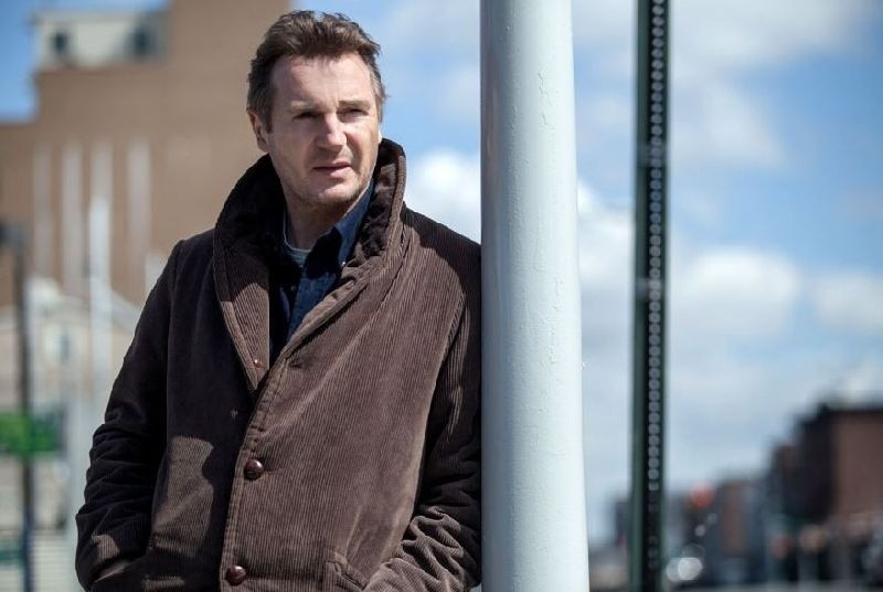Recenzja filmu „Krocząc wśród cieni”, czyli samotny Liam Neeson
