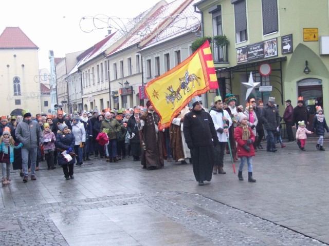 Wierni biorący udział w chełmińskim Orszaku Trzech Króli zgromadzili się przy Bramce Grudziądzkiej skąd ulicą Grudziądzką i przez Rynek przeszli do kościoła pw. Wniebowzięcia Najświętszej Maryi Panny. W kościele odprawiona została msza św. Organizatorami orszaku w Chełmnie był kościół farny przy współpracy z parafią pw. św. Józefa.