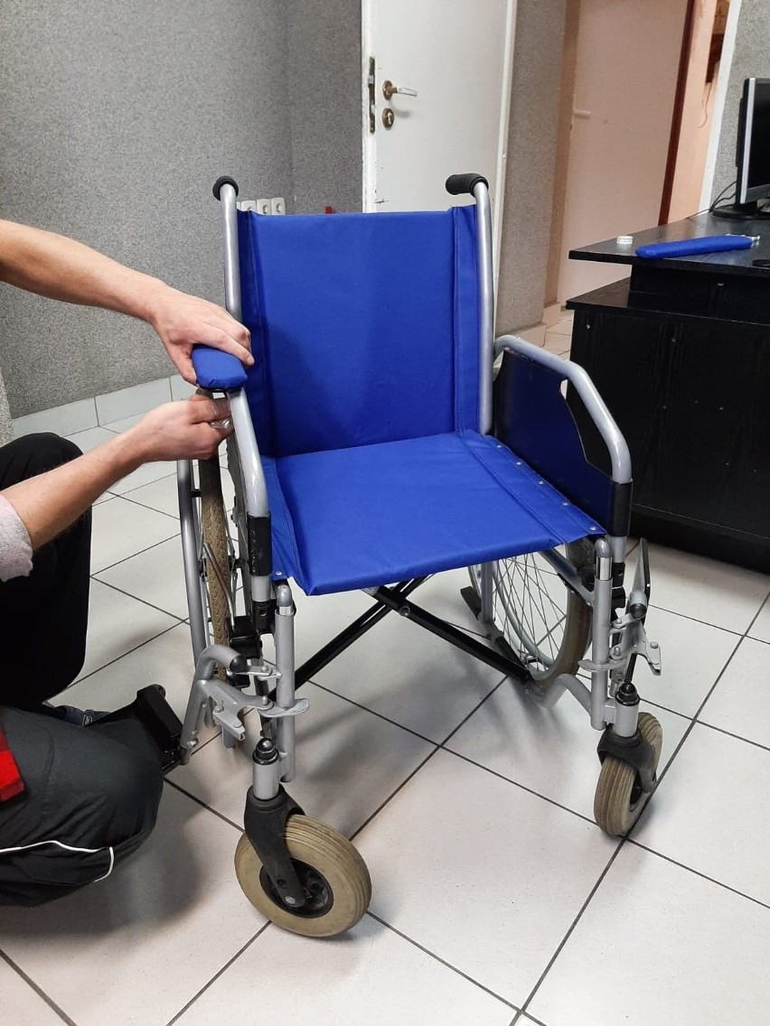Zakład karny w Białymstoku przekazał Caritas wózki inwalidzkie naprawione przez więźniów (zdjęcia)