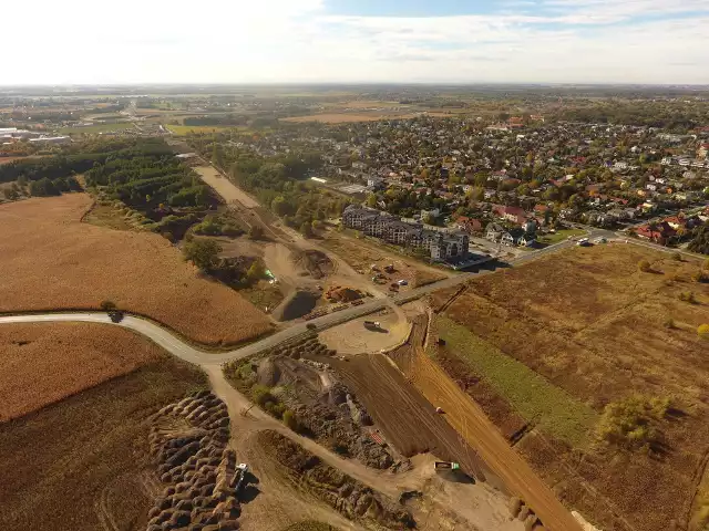 Działka na Złotnikach przy al. 11 Listopada liczy ponad 1,6 hektara i została sprzedana za ponad 21,5 mln zł. Znajduje się zaraz przy nowym rondzie na Żernickiej.