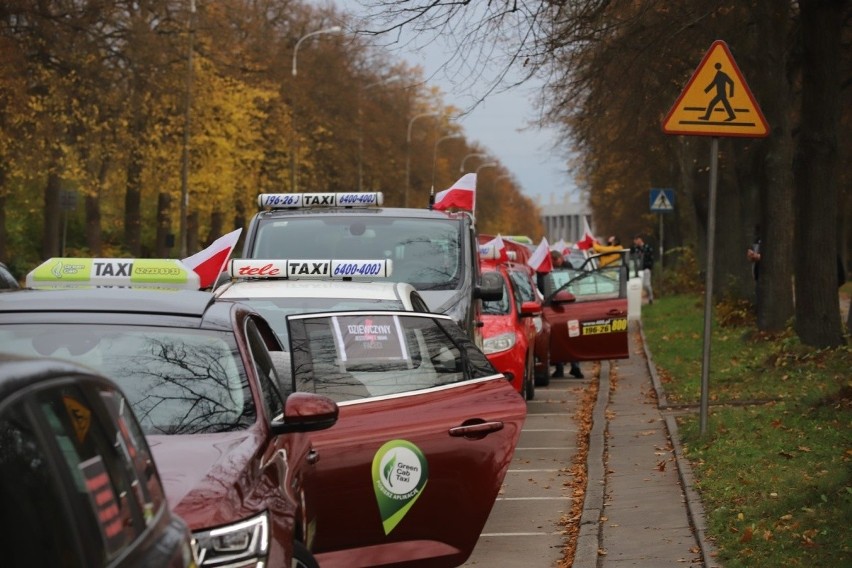 W czwartek taksówkarze wyjechali na ulice w solidarności ze...