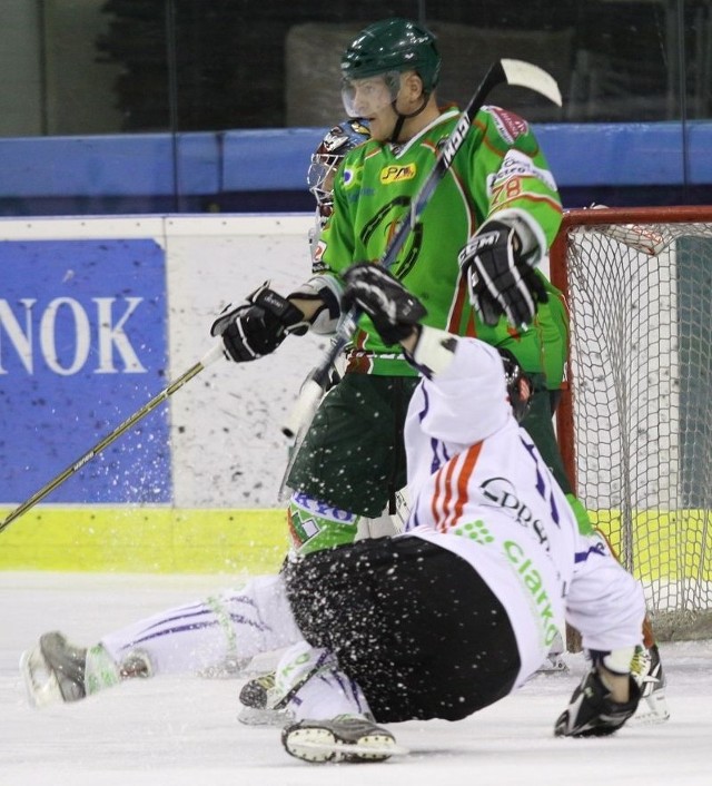 Dawid Słowakiewicz (na lodzie) zdobył ważną bramkę na 3-2.